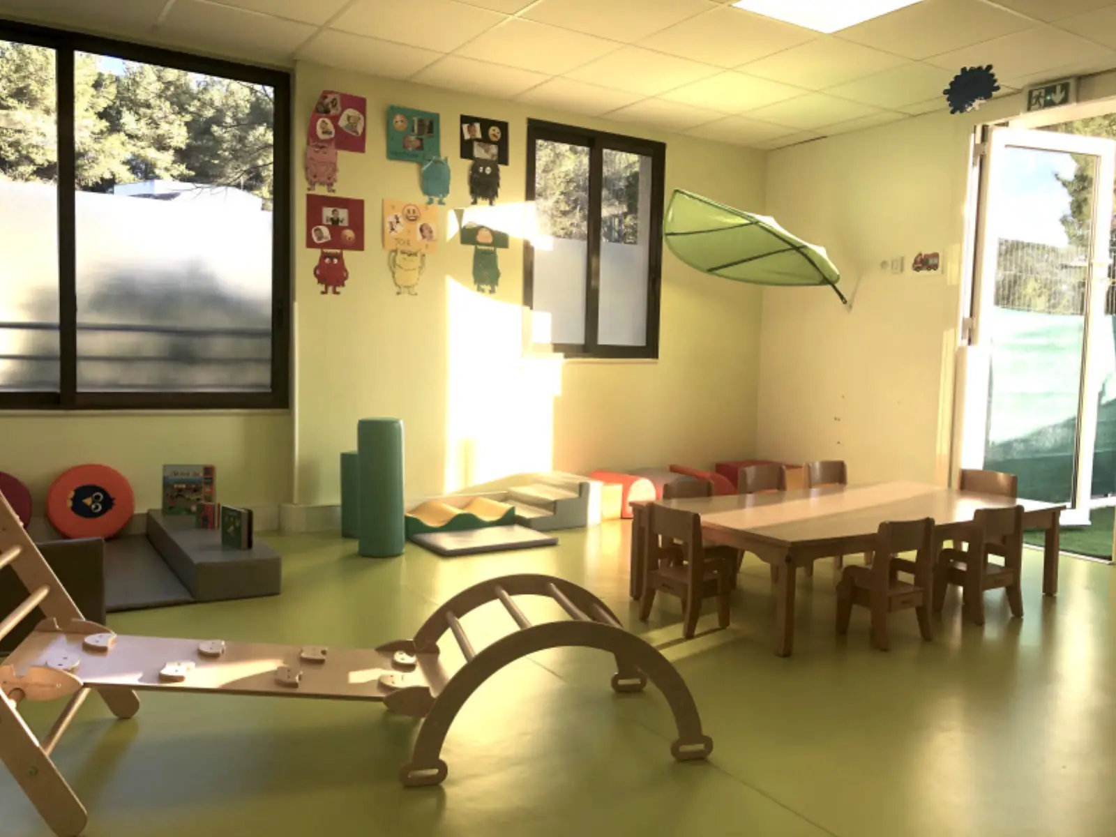 Salle de jeux et d'éveil à la micro-crèche L'Ilot des Chérubins de Saint-Clément-de-Rivière
