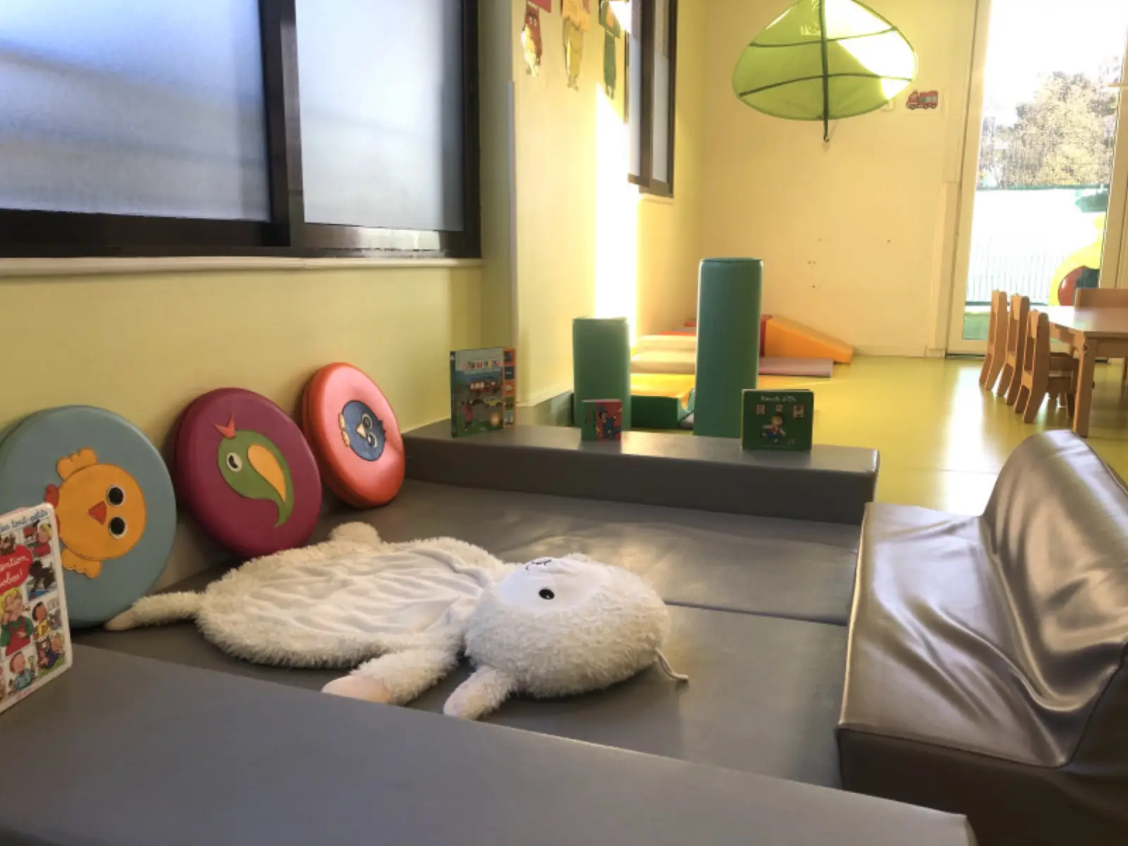 Coin repos et coussins à la micro-crèche L'Ilot des Chérubins de Saint-Clément-de-Rivière