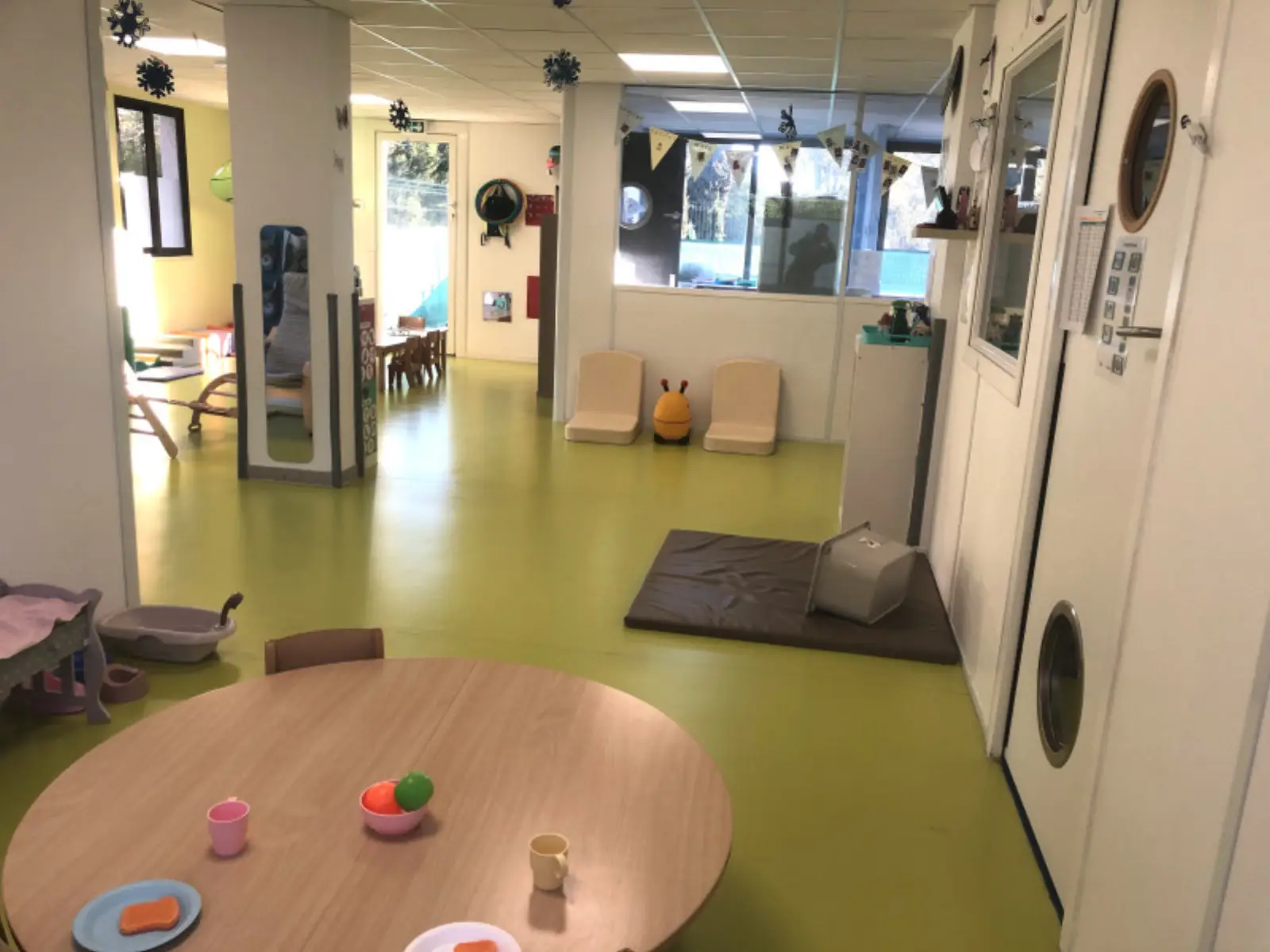 Espace de vie et coin repas à la micro-crèche L'Ilot des Chérubins de Saint-Clément-de-Rivière