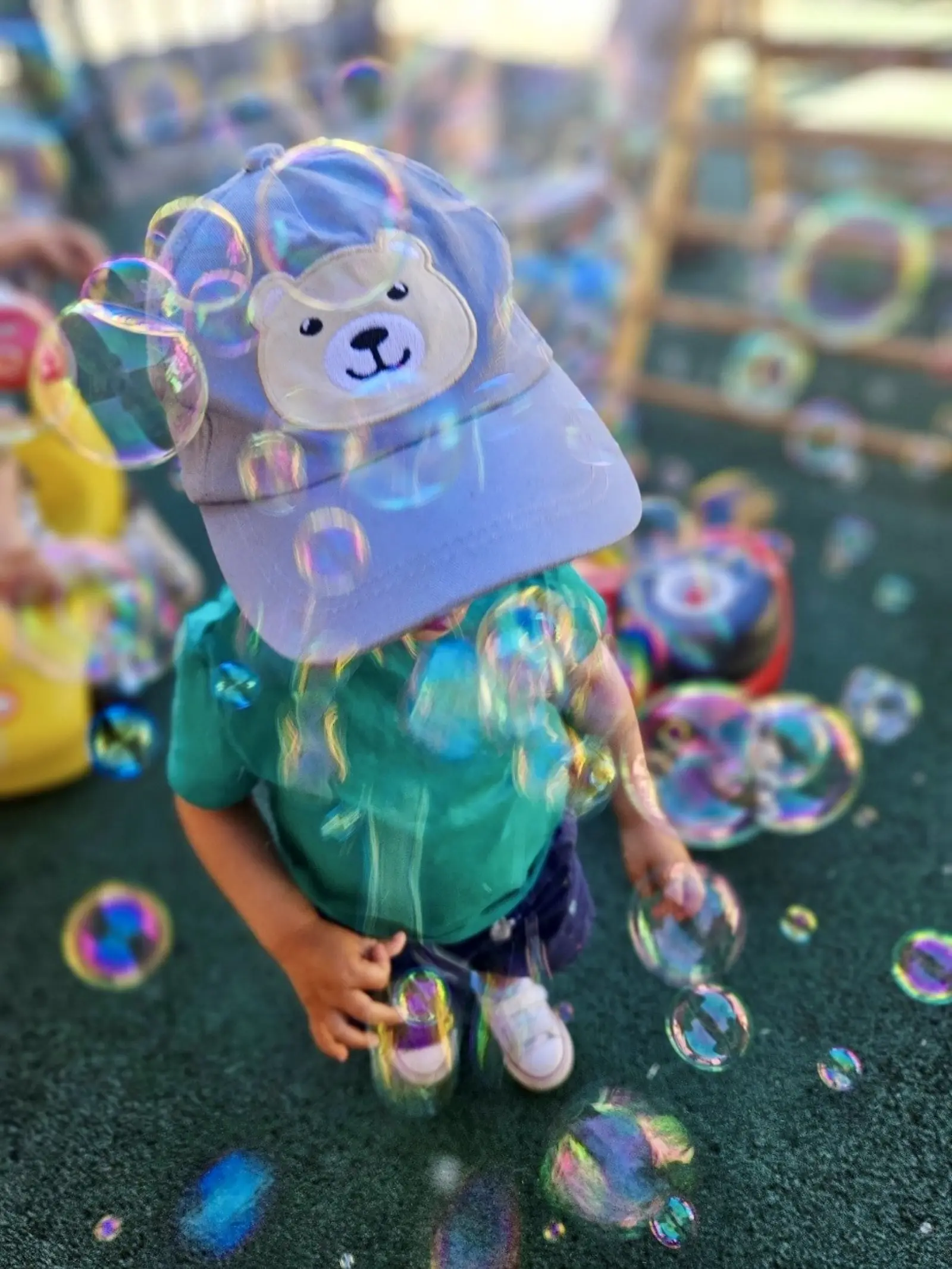 Jeu de bulles de savon dans le jardin de la micro-crèche de Pers-Jussy