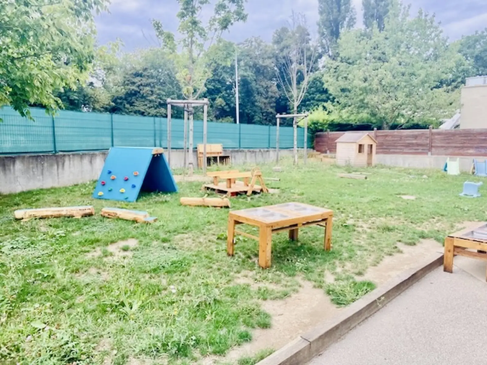 Jardin extérieur clôturé de la micro-crèche de Collonges-sous-Salève