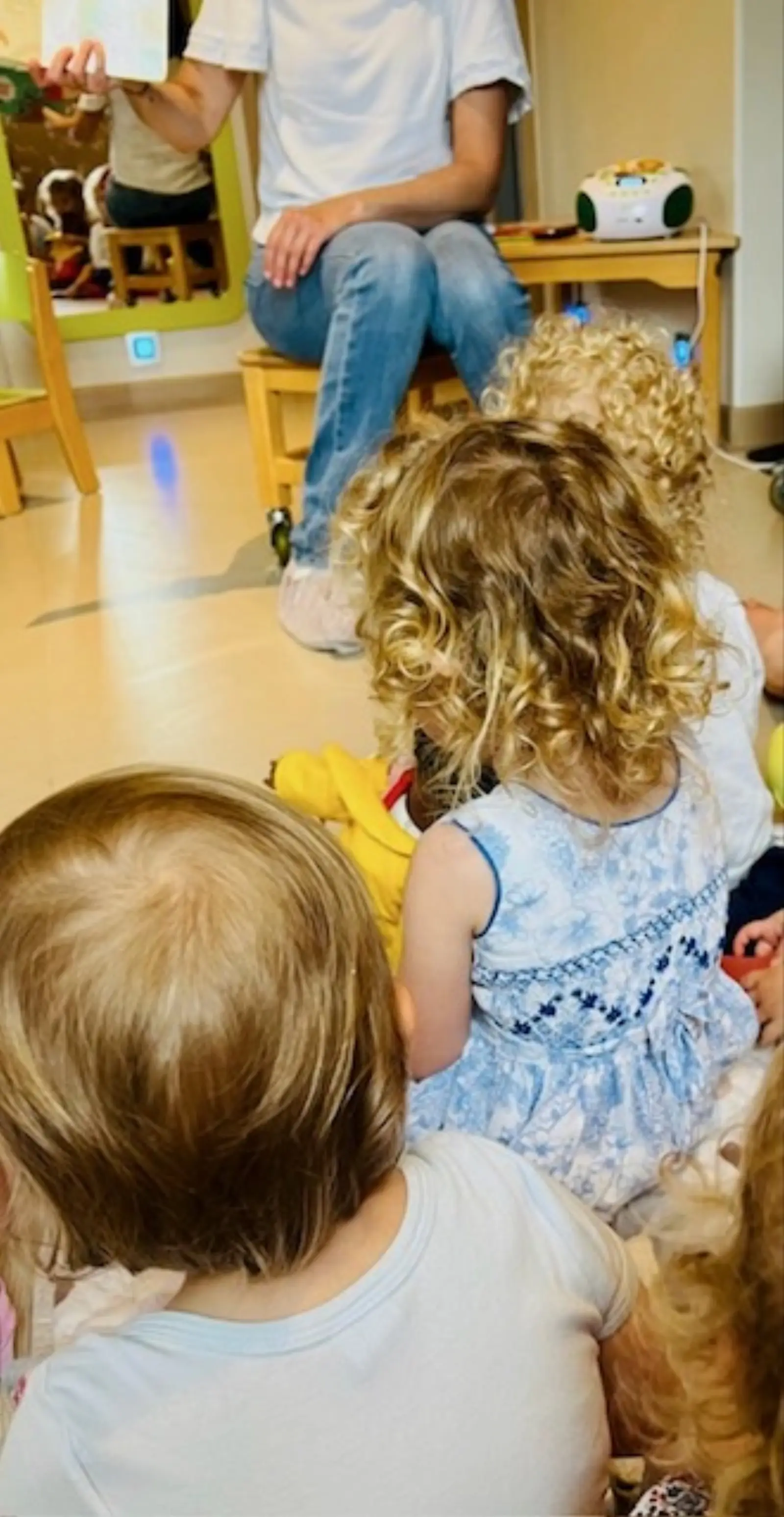 Temps calme autour d'une histoire à la micro-crèche de Collonges-sous-Salève