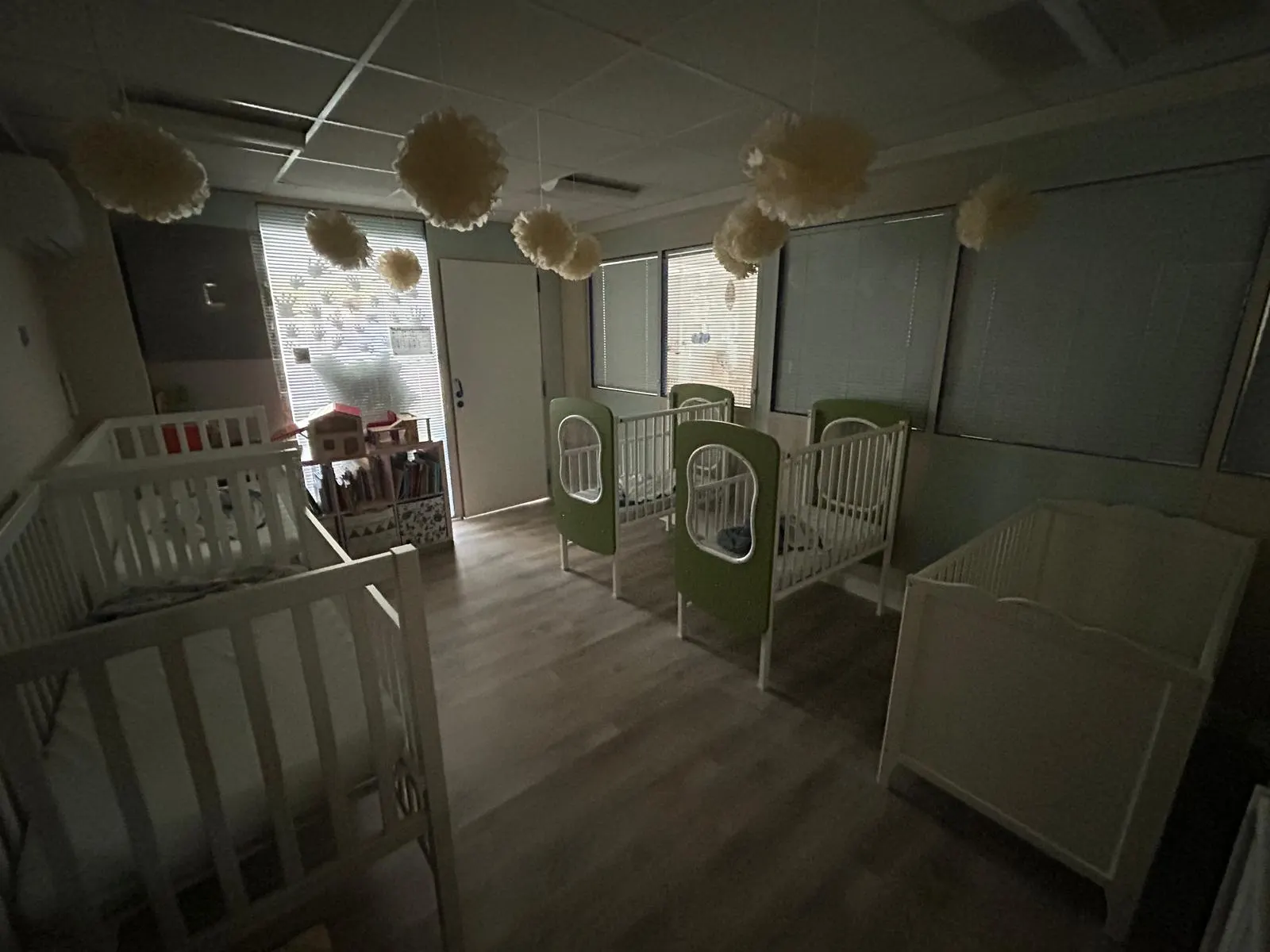 Dortoir des bébés à la micro-crèche Baby Montessori Saint-Ruf à Avignon