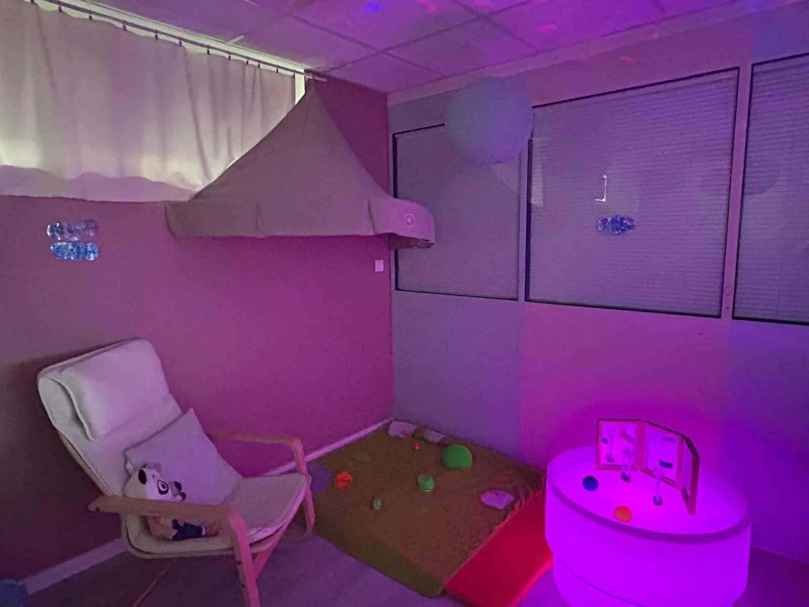 Espace de relaxation sensoriel (snoezelen) à la micro-crèche Baby Montessori Saint-Ruf à Avignon