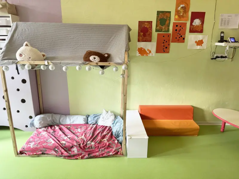 Lit cabane cocooning de la micro-crèche La Ronde des Chérubins à Strasbourg Krutenau