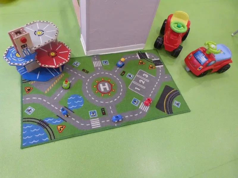 Terrasse extérieure et jeux porteurs de la micro-crèche La Ronde des Chérubins à Strasbourg Krutenau