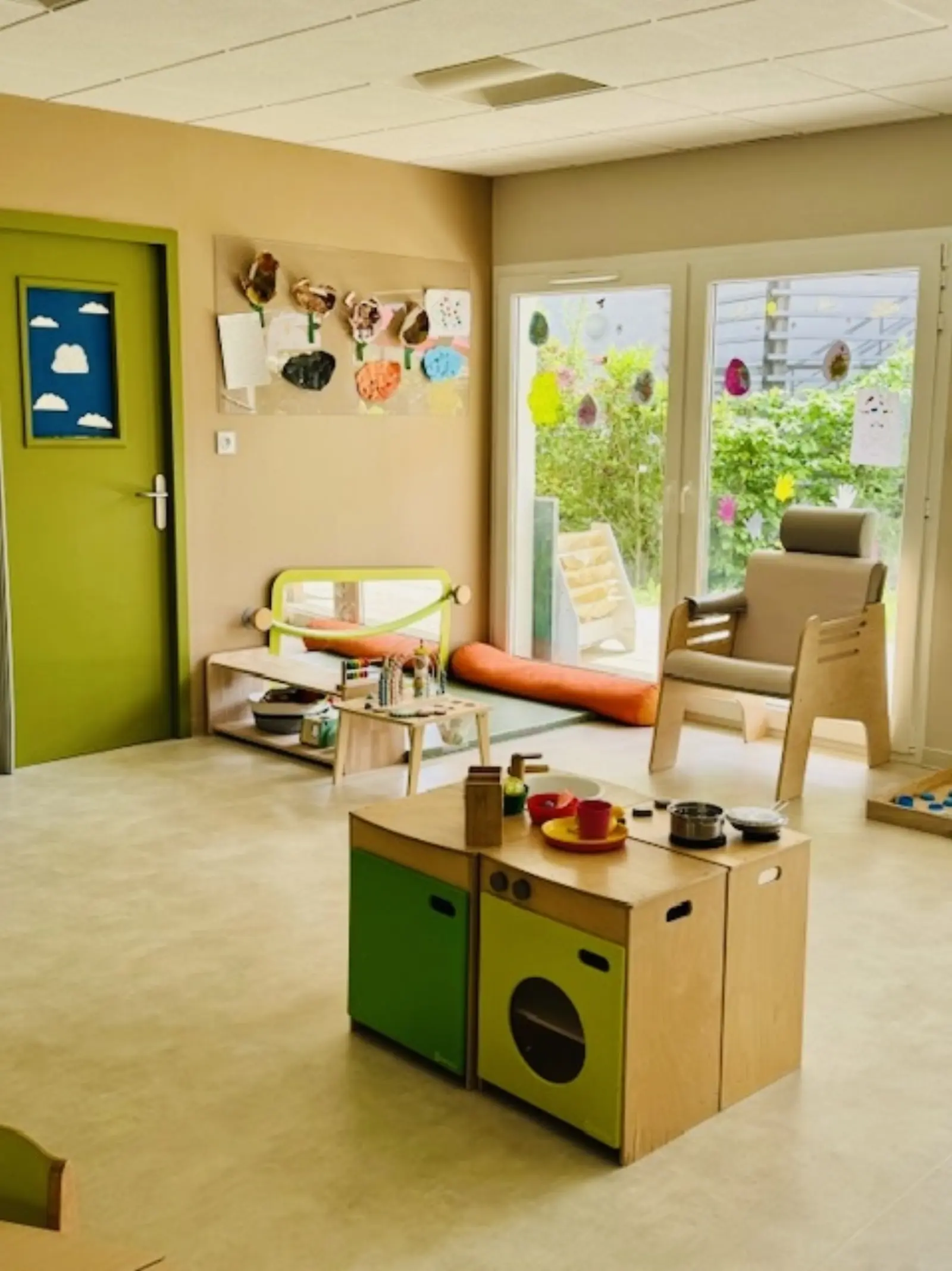 Coin cuisine et jeux de motricité à la micro-crèche Papillons d'Archamps