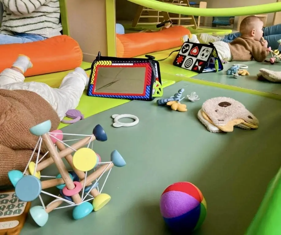 Coin détente et jeux à la micro-crèche Libellules d'Archamps