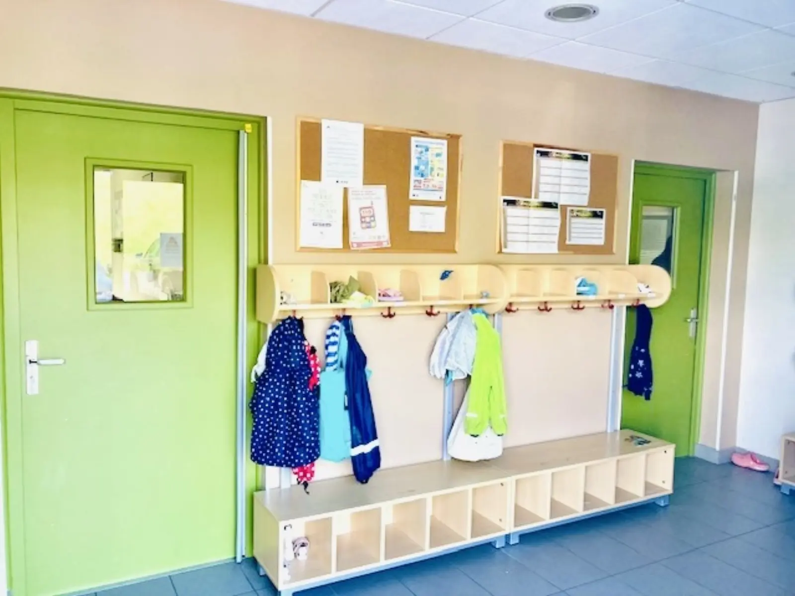 Vestiaire des enfants à la micro-crèche Libellules d'Archamps