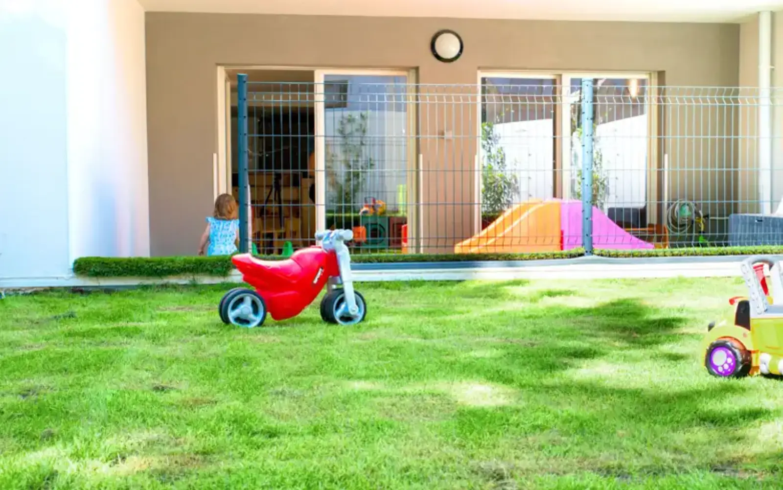 Jardin extérieur arboré avec jeux à la micro-crèche Romulus et Rémus