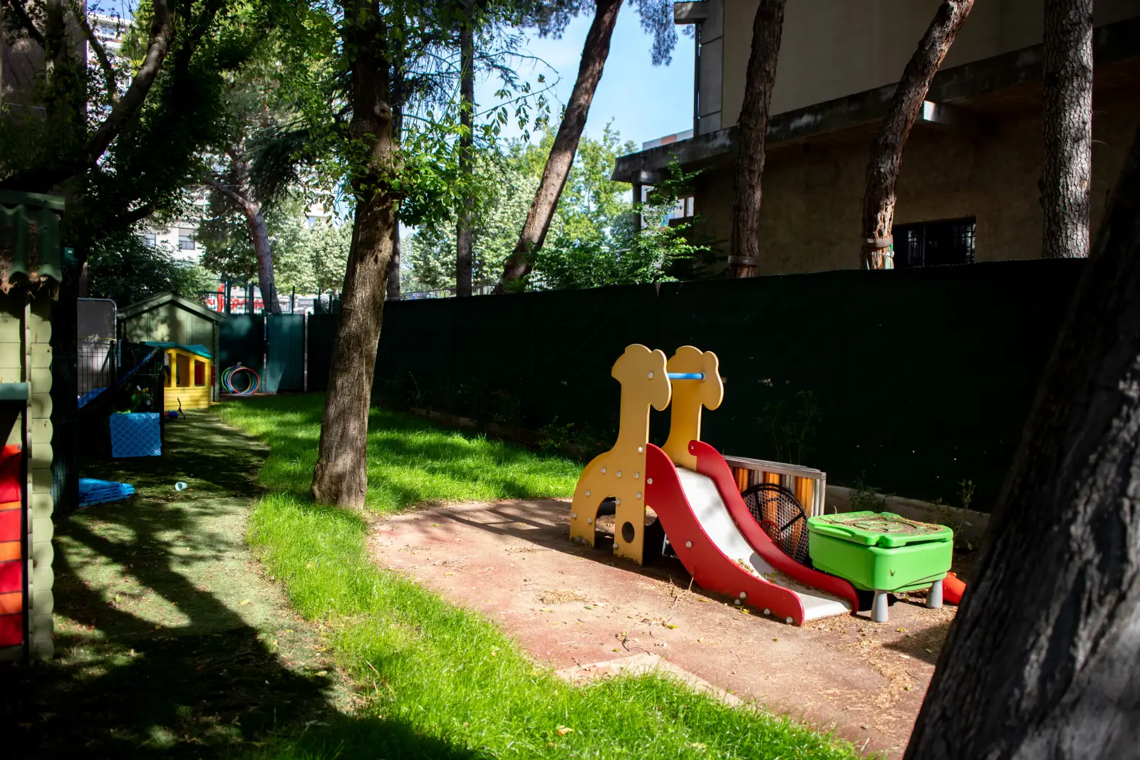 Jardin extérieur ombragé de la crèche Petit Jardin à Aix-en-Provence