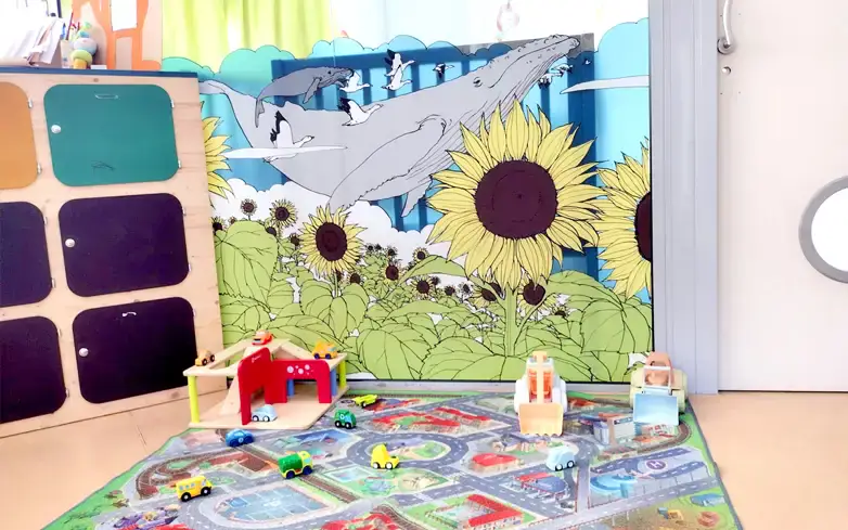 Salle de jeux avec fresque murale de la micro-crèche Zola à Marseille
