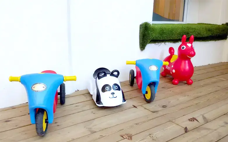 Terrasse et jeux à porteurs de la micro-crèche Zola à Marseille