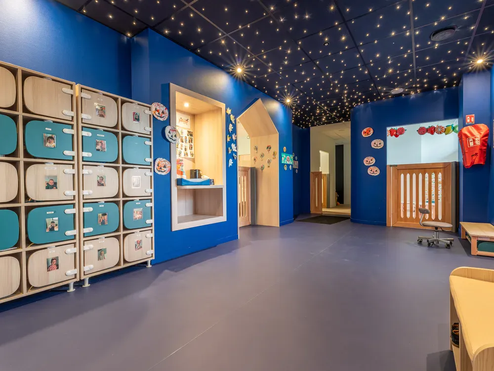 Espace vestiaire de la micro-crèche La Maison de Pilou à Genay